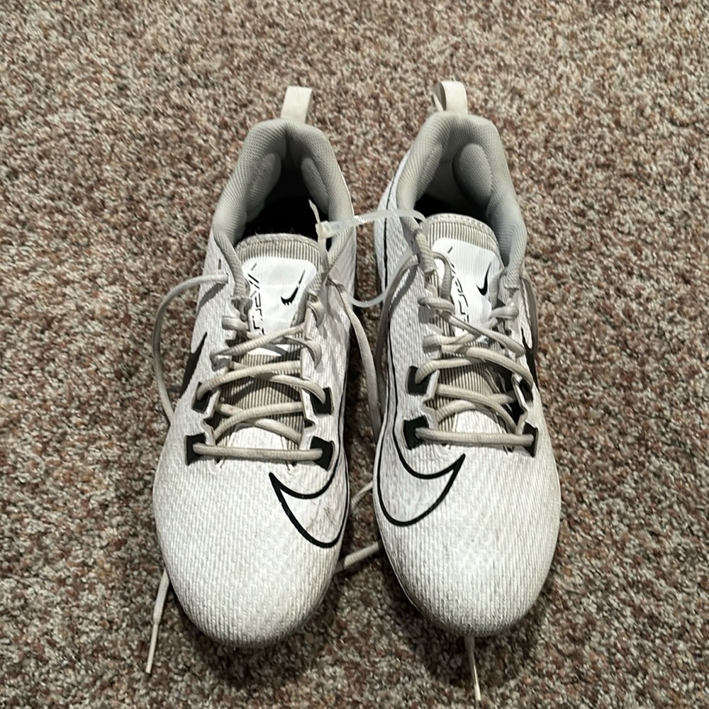This is a pair of Nike vapor elite cleats in size 11 1/2